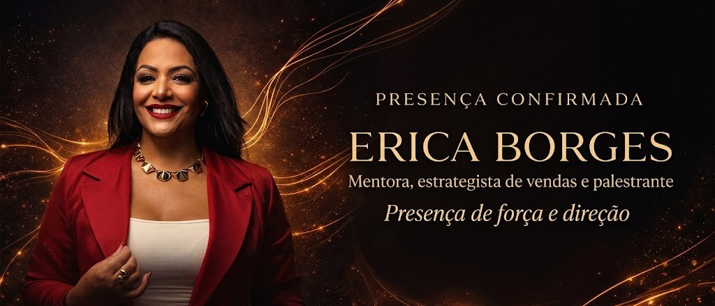 Mulher palestrando com microfone em evento corporativo